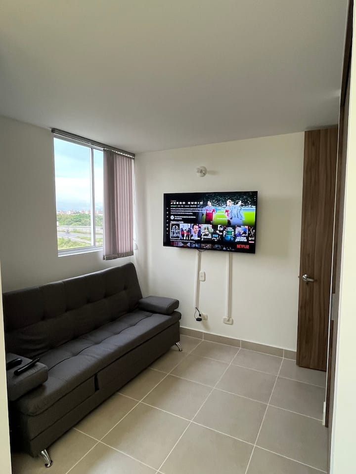 Televízne štúdio s rozkladacou pohovkou pre dve osoby