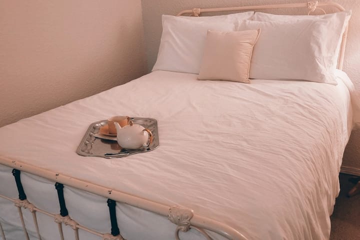 Chumba cha Nne cha kulala kwenye Ngazi ya Bustani ya Chini kina nafasi kubwa huku madirisha ya Kaskazini na Magharibi yakiangalia. Plush King & Double beds not located be side by side. Bafu nusu ndani ya chumba. Bomba la mvua nje kidogo ya mlango wako. Droo 8 za kuhifadhi kwa ujumla, na kona ya kabati ili kuning 'inia mavazi.