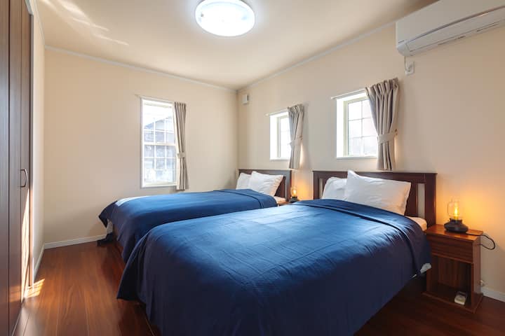 ห้องนอนอยู่ชั้นล่างมีเตียงคู่เล็ก 2 หลัง