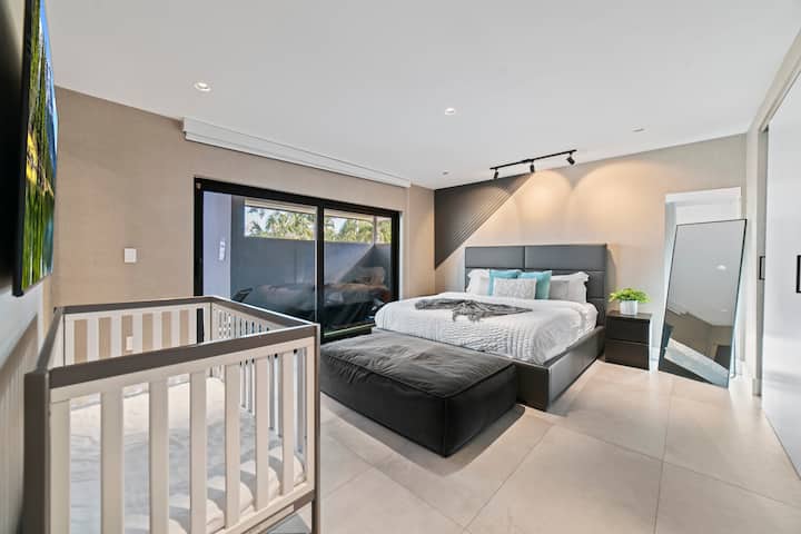 Ჩვენს ფართო მთავარ საძინებელში არის დიდი ზომის საწოლი, მყუდრო ტახტი, ტუმბო, დიდი კარადა, ტელევიზორი და ჩვილის საწოლი ყველა სტუმრისთვის, რაც უზრუნველყოფს მაქსიმალურ კომფორტსა და დასვენებას ყველა სტუმრისთვის