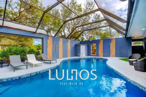 Stylish 7BR Retreat: Heated Pool, Near Beach & Zoo