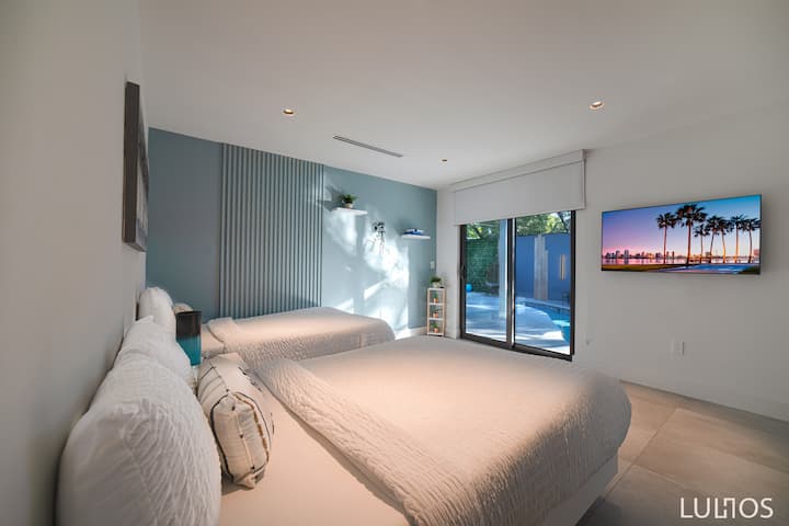 Საძინებელ №7-ში არის ორი საწოლი დიდი ზომის, ტუმბოები, 55"-იანი ტელევიზორი და აუზზე პირდაპირი სლაიდერი