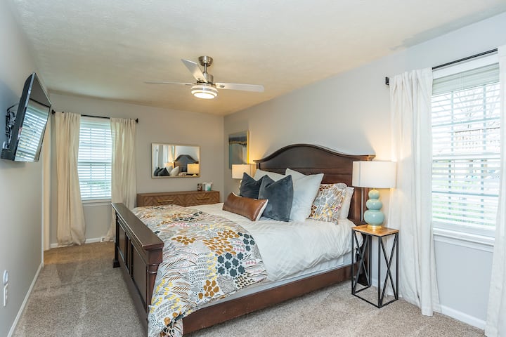 Master chumba cha kulala na kitanda mfalme, kutembea katika chumbani, wapya remodeled bafuni binafsi na 48" LG 4k smart TV