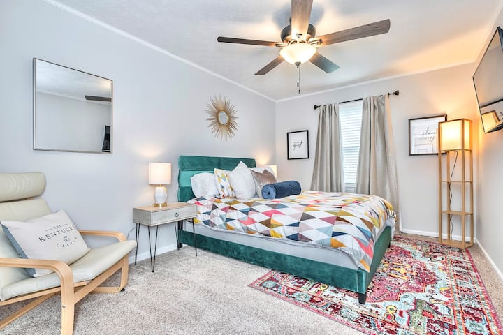 Kitanda cha Malkia na 48" LG 4k smart tv.  Taa zina maduka ya USB kwa ajili ya kuchaji. 