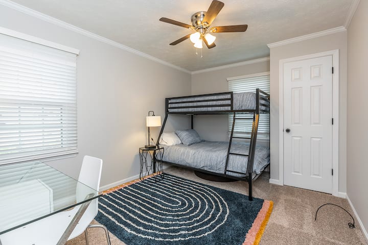 Kitanda cha ghorofa mbili.  Fungasha N Cheza kwenye kabati kwa ajili ya watoto wadogo!  Taa zina maduka ya usb kwa ajili ya kutoza. 