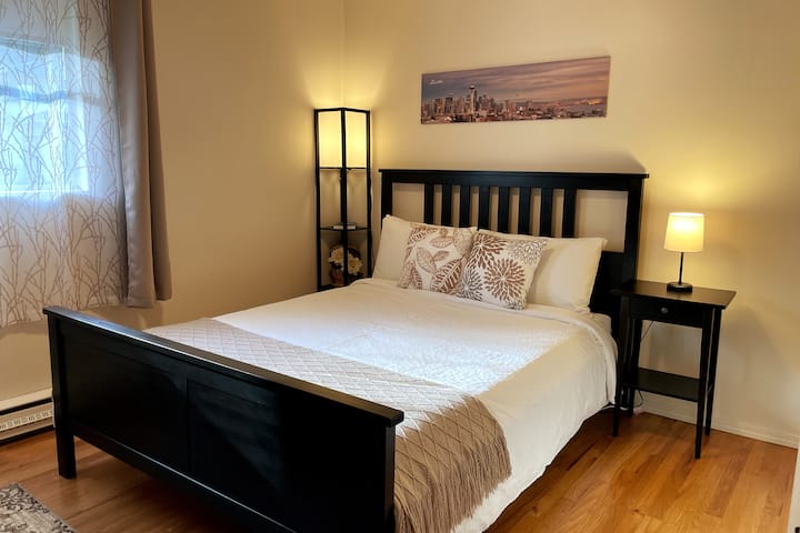 חדר שינה מס '2 - מיטת קווין סייז עם מזרן ספוג בגודל 10אינץ '.