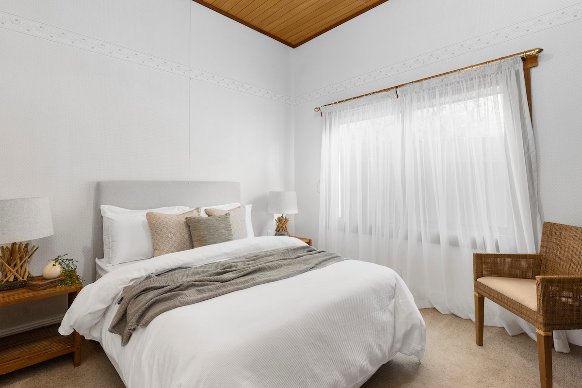 Брачен кревет (широк 150 - 179 см)