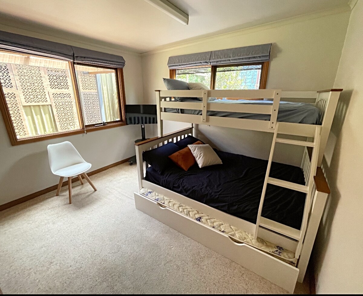 Дупли кревет, единечен горен спрат, единечен душек и воздушен душек x2. 