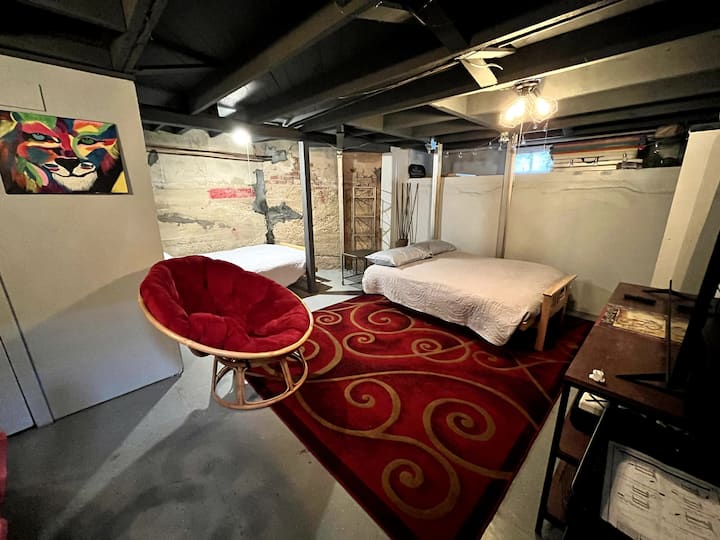 Საძინებელი 4: სარდაფის სათამაშო ოთახი ჯადოსნურად გარდაიქმნება საძილე ოთახებად. Არის ადგილი 2 ზრდასრულისთვის ან 4 ბავშვისთვის.