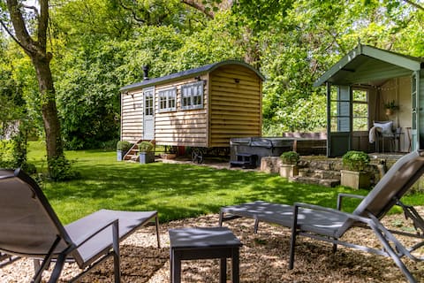 Luxury Shepherds Hut with hot tub near Bath