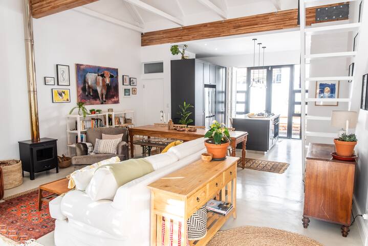 Stylish & cosy Sea Point home with patio and fire gallery image 3