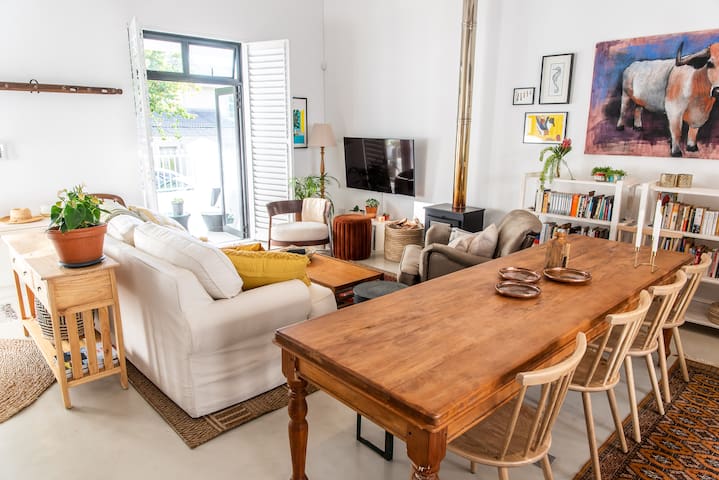 Stylish & cosy Sea Point home with patio and fire