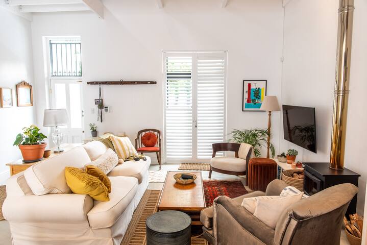 Stylish & cosy Sea Point home with patio and fire gallery image 2