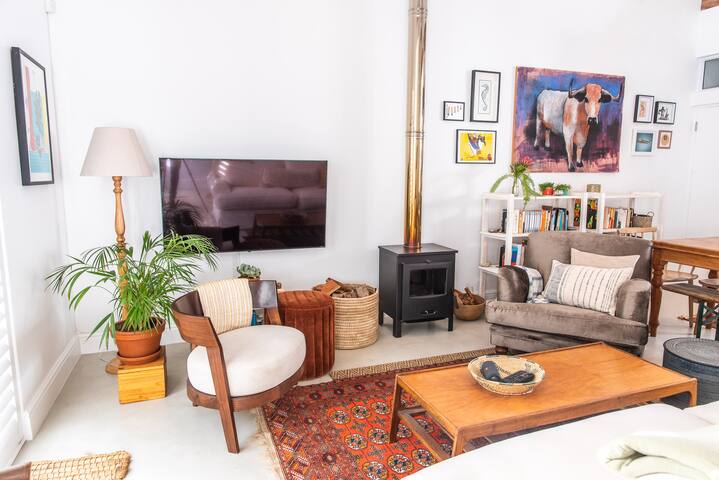 Stylish & cosy Sea Point home with patio and fire gallery image 5