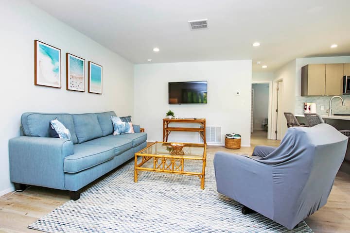 Fungua sehemu ya kuishi yenye televisheni ya paneli bapa ya inchi 55