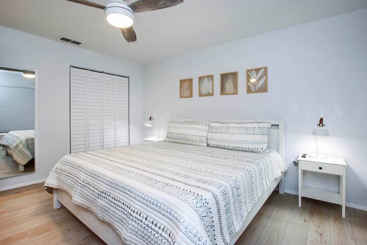 Chumba kikuu cha kulala chenye kitanda cha ukubwa wa King na televisheni ya inchi 43 ya paneli bapa