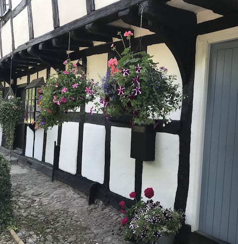 15th Century Cottage in the heart of Pembridge