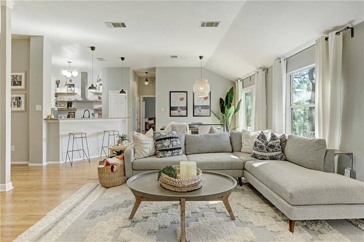 Modern Family Home w/ Treehouse & Kid’s Room gallery image 3
