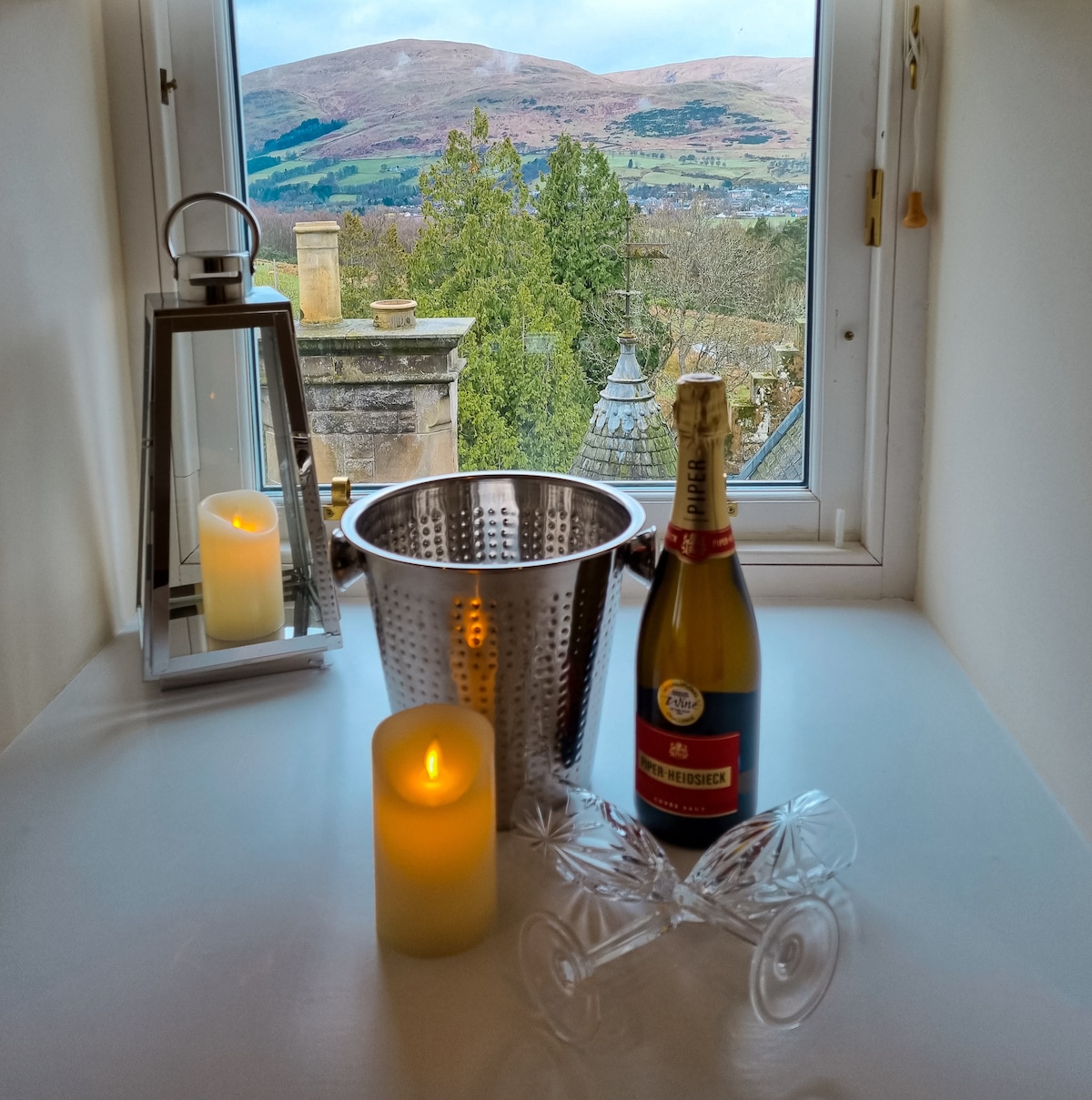 Mary Queen of Scots Bedroom with Champagne & Panoramic Views