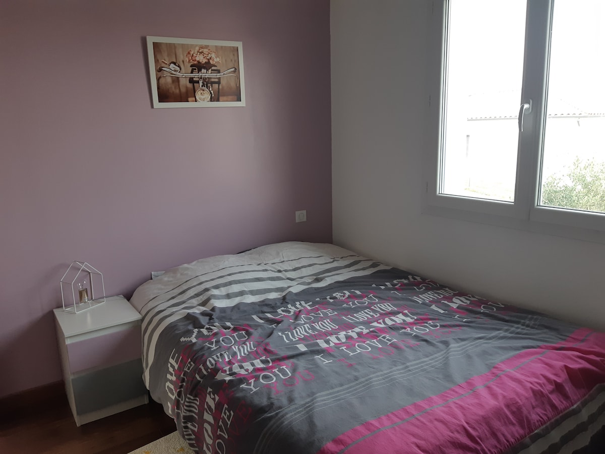 Dormitorio 1 cama matrimonial 140, un pequeño escritorio y un armario.