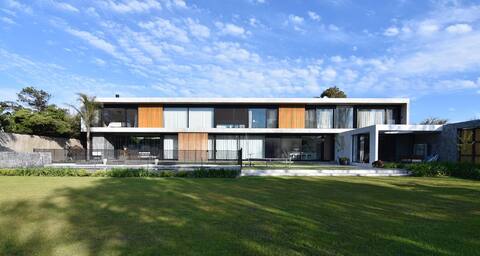 Stunning Modern Lakefront Home