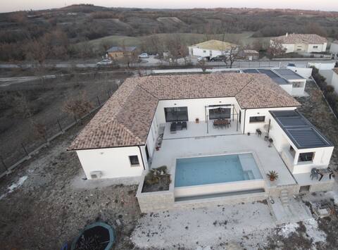 Spacious country house with pool