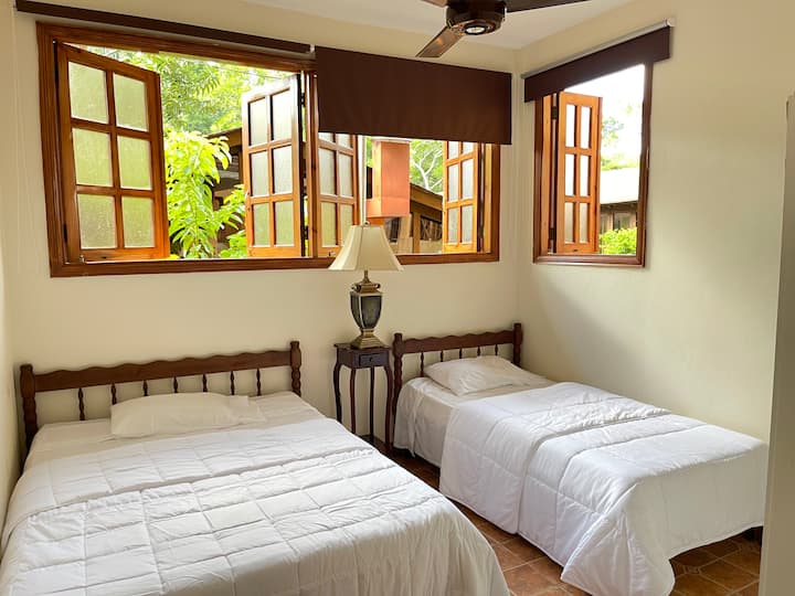 Habitación cama Queen  y Full primer piso