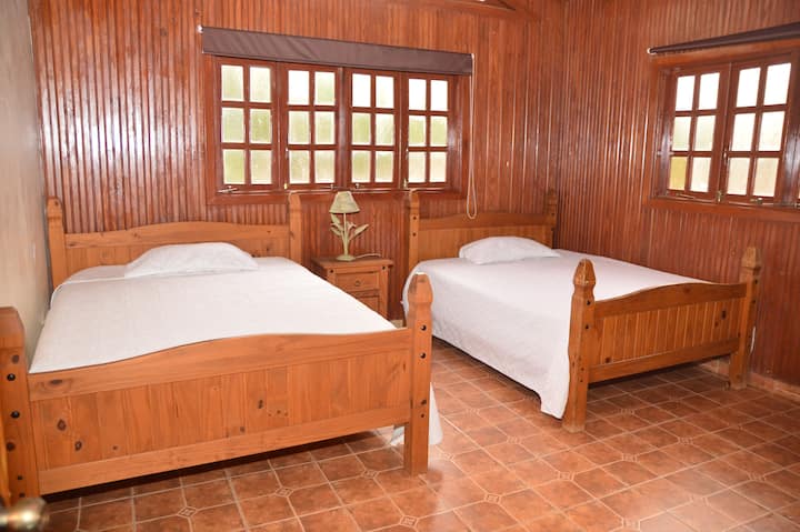 Habitación de cama Queen doble segundo piso.