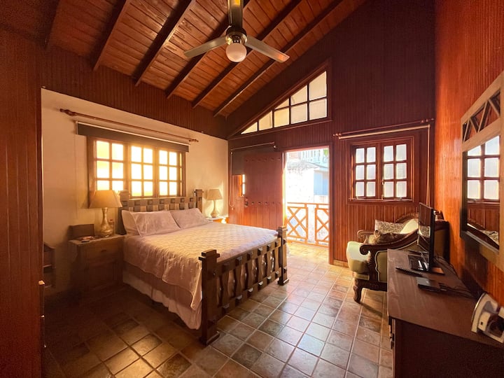 Habitación principal con vista a la piscina y patio