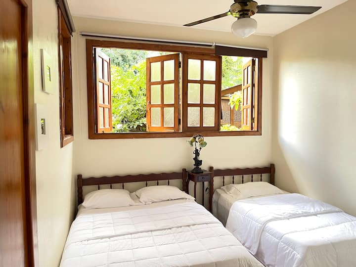 Habitación con cama Queen y Full primer piso. Parecida a la anterior.  Quedan al lado