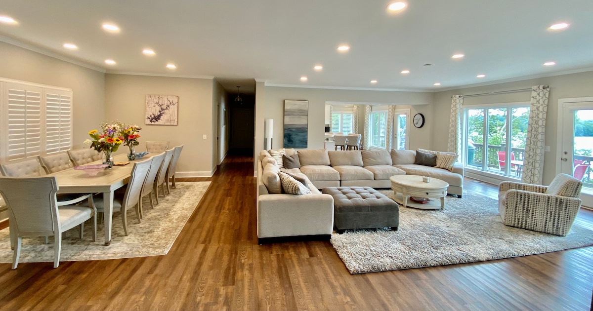 Top Airbnb: Lakehouse Retreat w/ Pool, Dock, Firepit, Hottub in Gainesville
