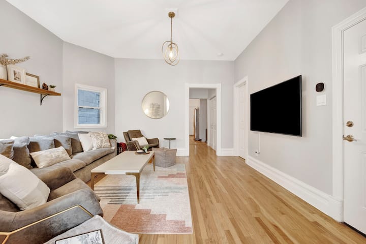 Charming Two Bedroom In Wicker Park - Chicago, IL