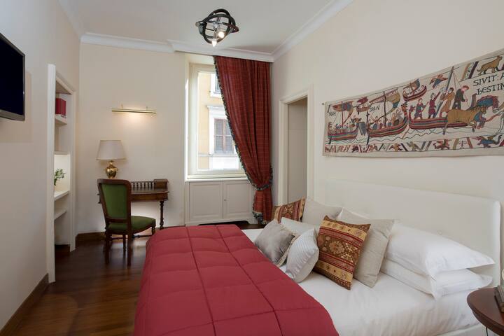 Historical Apt |3bedroom | Colosseum View gallery image 5