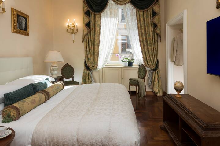 Historical Apt |3bedroom | Colosseum View gallery image 4