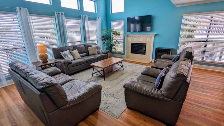 Hap zonën e konceptit të jetesës me pamje nga uji nga dyshemeja në tavan dhe divan lëkure.