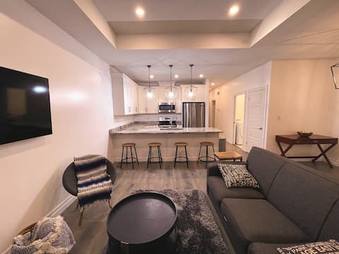 Top Airbnb: Lux 2‑Bed Townhome Family/Business Stay w/ Parking in East Windsor