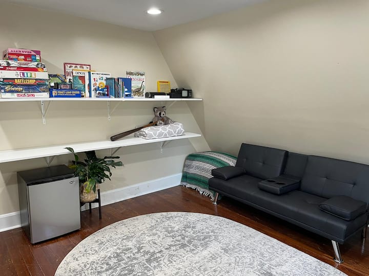 带敞篷日式床垫的家庭游戏室