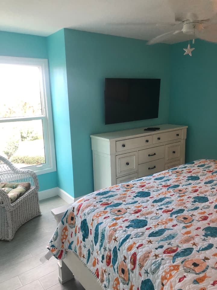 Chumba cha kulala cha 2 na kitanda cha mfalme na dirisha kwa ajili ya mwanga wa asili