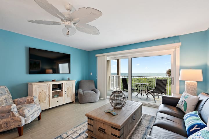 Sebule iliyo na kitelezi kwenye roshani ya ufukwe wa bahari! Tunakabiliwa na mashariki ili tupate jua la asubuhi na jua nzuri!