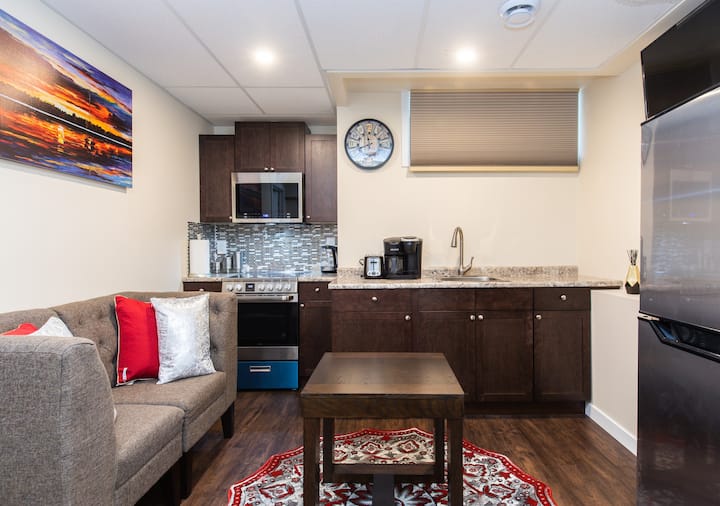 Entire BSMT Suite5 mins Walk To B/Water Centre. Guest suites for