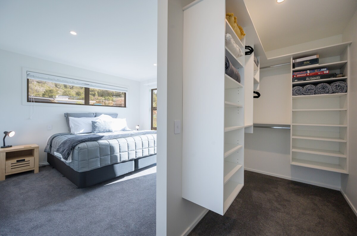  Основна спалня със суперголямо двойно легло и гардероб, който ще се побере в детското креватче, ако е необходимо...