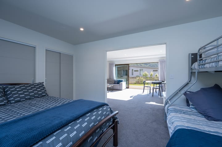 Повеќенаменска соба - веднаш до дневната соба со брачен кревет (широк 150-179 см) и кревети...има телевизор со Chromecast - Одлично за децата!