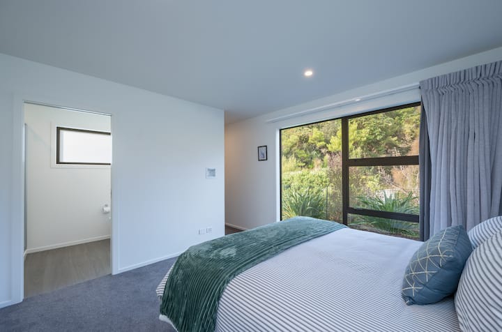 Главната спална соба има прошетка во гардероба и сопствена бања со туш...