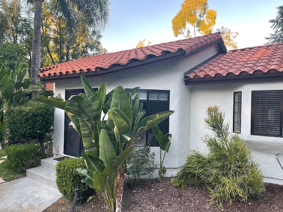 Luxurious, Private 1 Bedroom Guest House with Pool