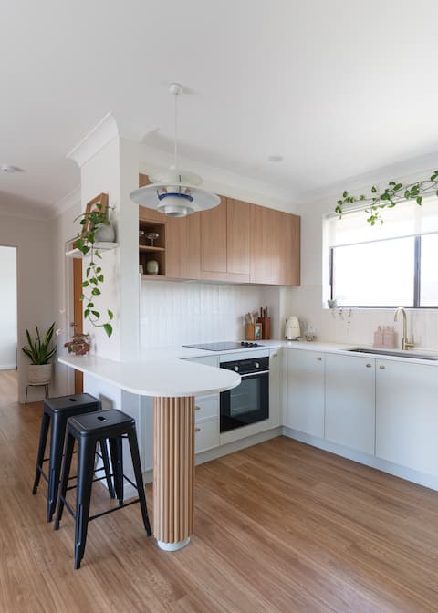 Top performing Airbnb: Sunny top floor unit in the heart of Wollongong! in Wollongong City Council