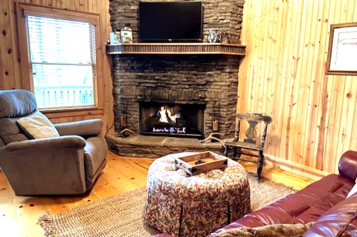 Cozy Lux Mtn Cabin, 2 Bdrm, 2 Ba + Loft, Private! - Tallulah Falls, GA
