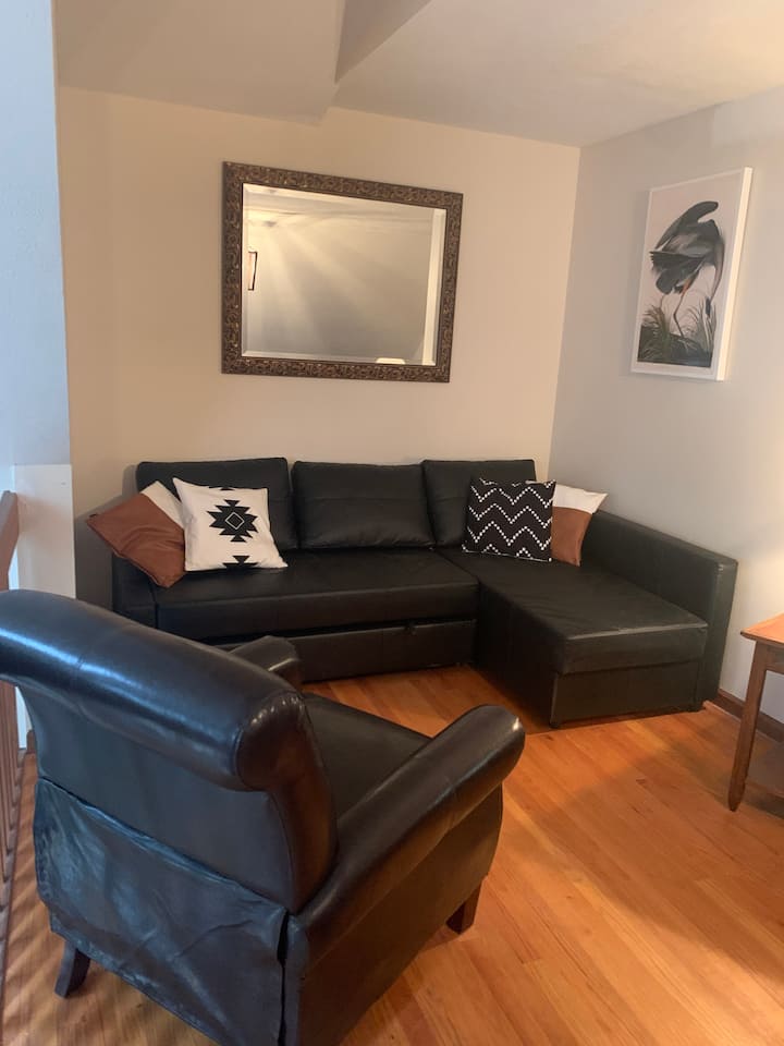 Vuta sofa na eneo la kuketi katika roshani nje ya chumba kikuu cha kulala na skrini za faragha zinazopatikana.