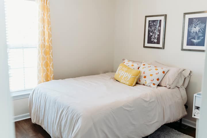 La puerta de al lado a la derecha es la «Habitación Amarilla», que tiene una cama con plataforma tamaño queen.

Queremos que duermas tranquilamente aquí, y toda nuestra ropa de cama se compra teniendo eso en cuenta. 