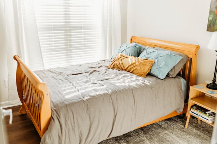 La primera habitación a la derecha la llamamos "Flower Room". Cuenta con una cama doble y una ventana doble que baña la habitación con luz natural.  