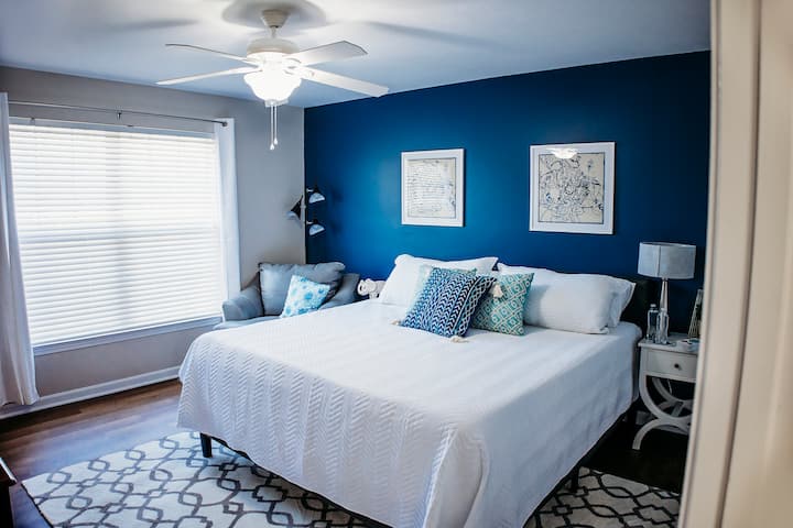 La gran suite principal incluye una cama tamaño king, una tumbona de cuero extragrande y un televisor inteligente, ¡y una lujosa ducha de azulejos en el baño privado!